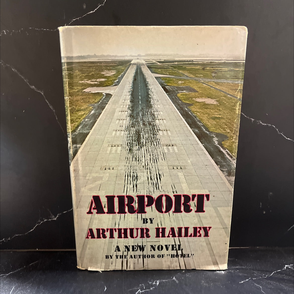 airport book, by Arthur Hailey, 1968 Hardcover image 1