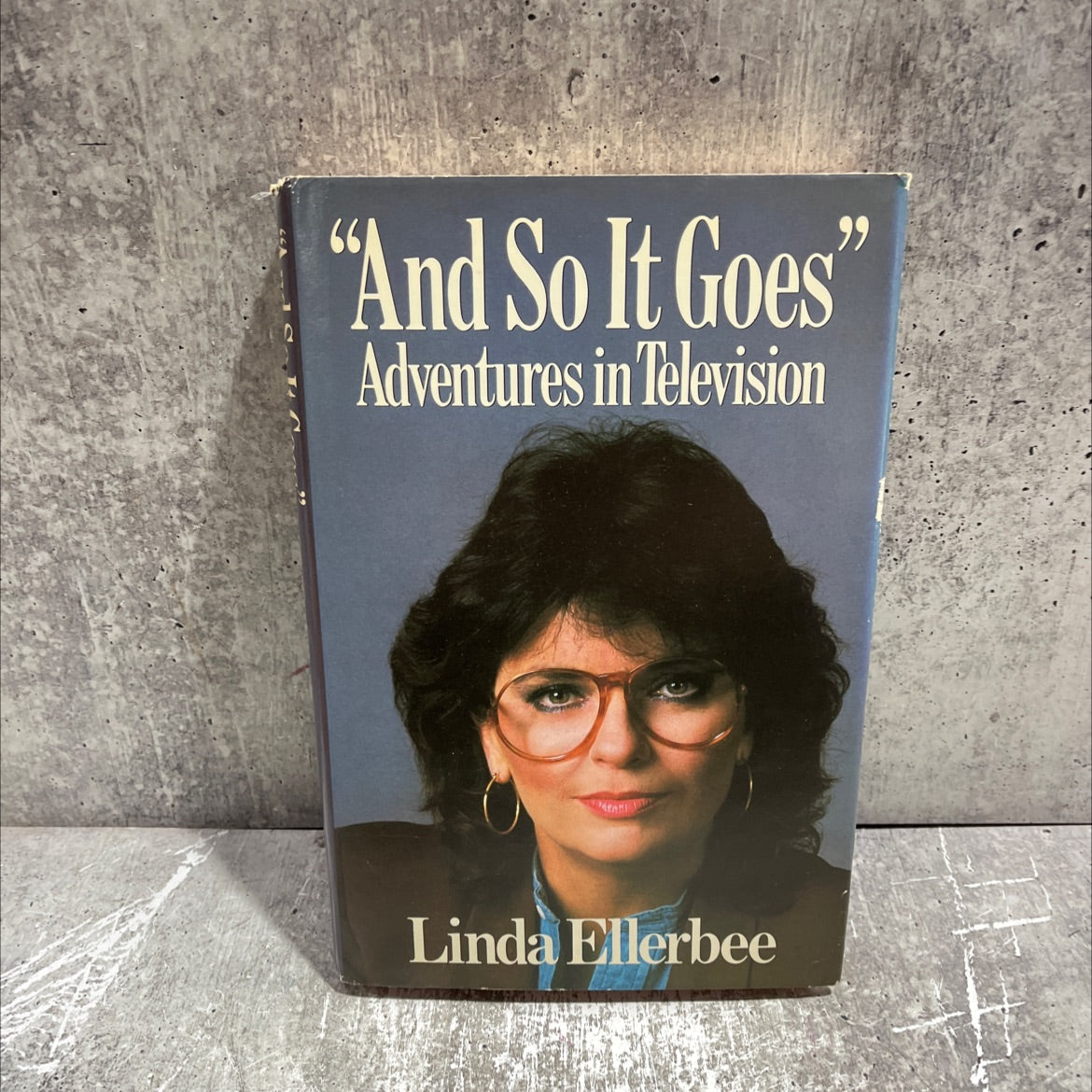 and so it goes book, by Linda Ellerbee, 1986 Hardcover image 1