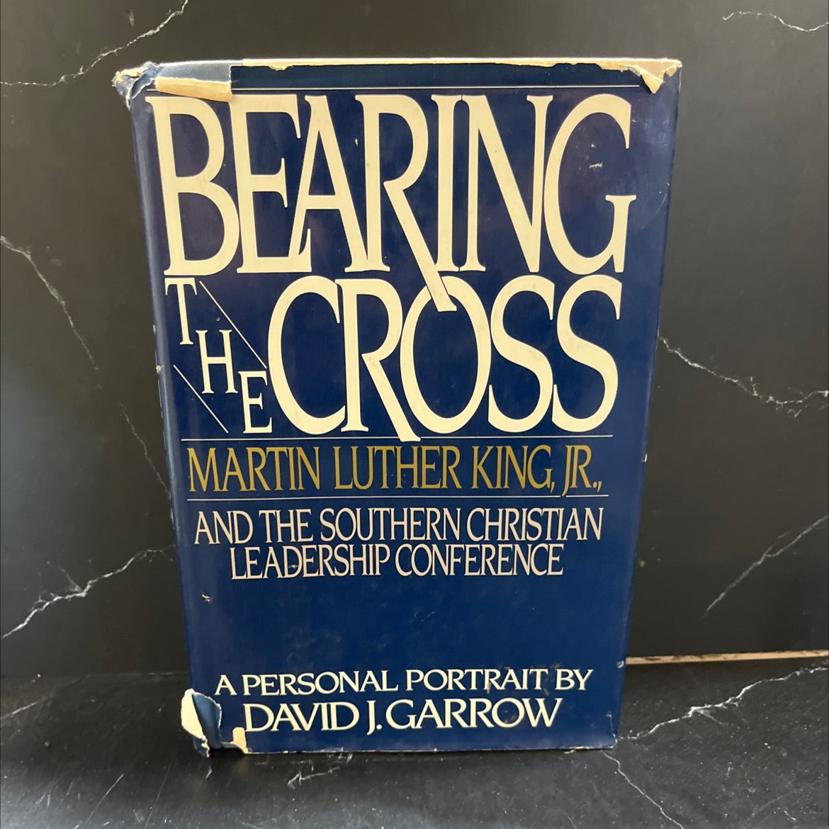 bearing the cross martin luther king jr and the southern christian leadership conference book, by david j garrow, 1986 image 1