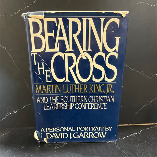 bearing the cross martin luther king jr and the southern christian leadership conference book, by david j garrow, 1986 image 1