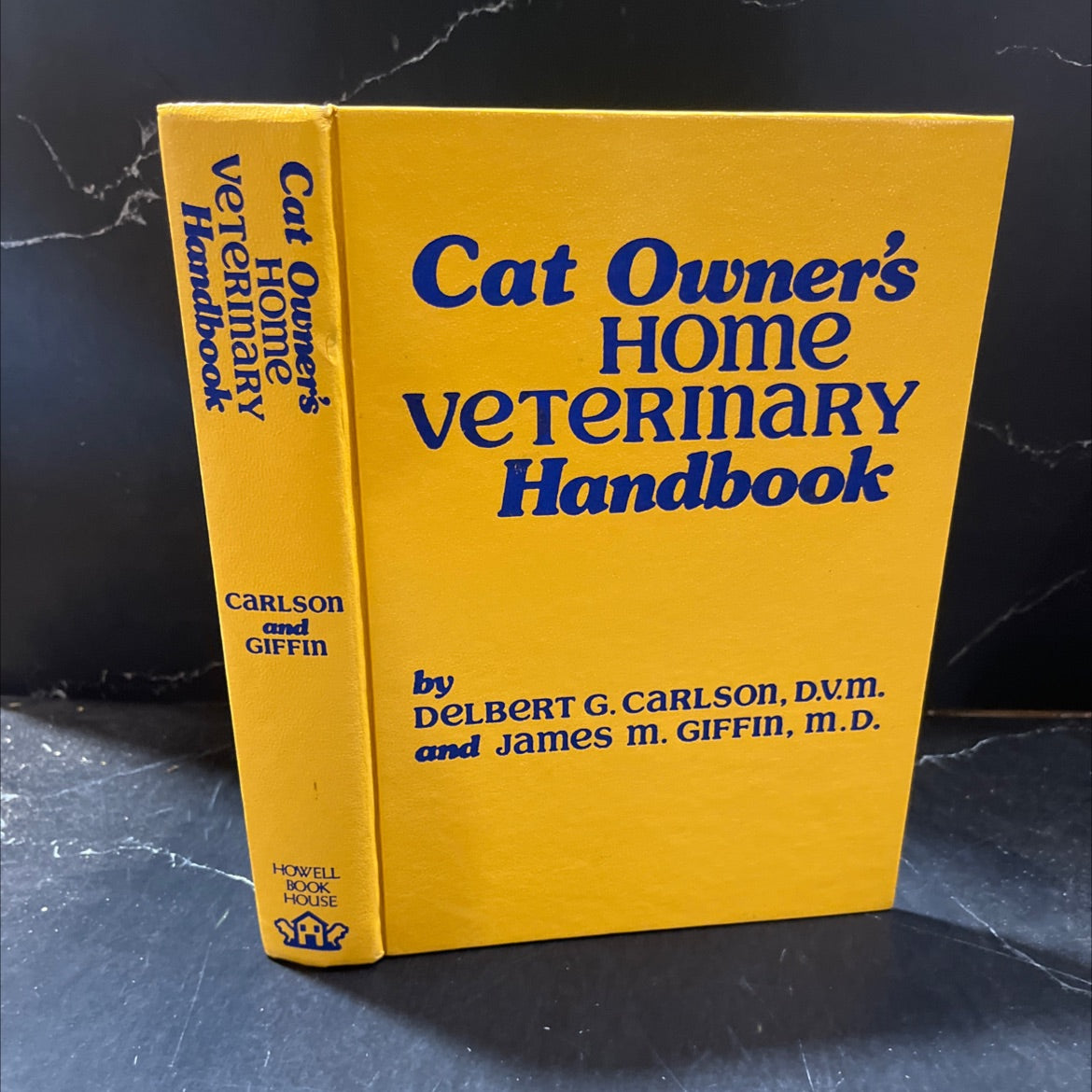 cat owner's home veterinary handbook book, by delbert g. carlson, d.v.m. and james m. giffin, m.d., 1985 Hardcover image 1
