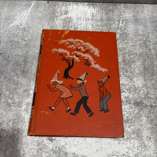childcraft creative play and hobbies book, by H. Armstrong Roberts, 1949 Hardcover image 1