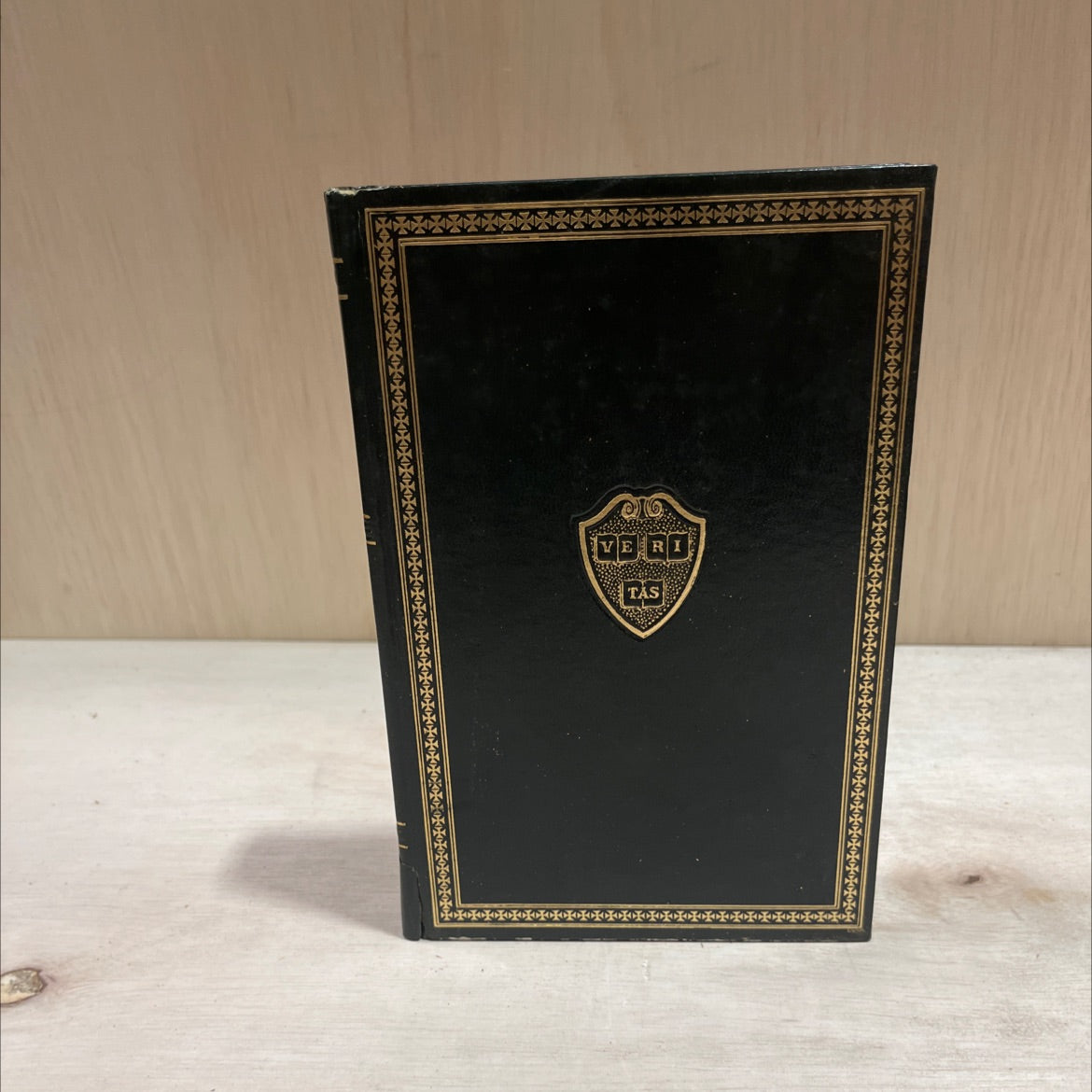 english poetry in three volumes volume ii from collins to fitzgerald book, by charles w. eliot, 1938 Leather image 1