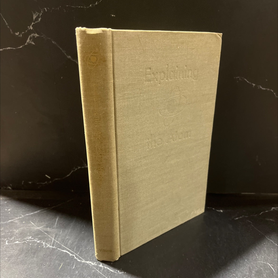 explaining the atom book, by selig hecht, 1947 Hardcover image 1