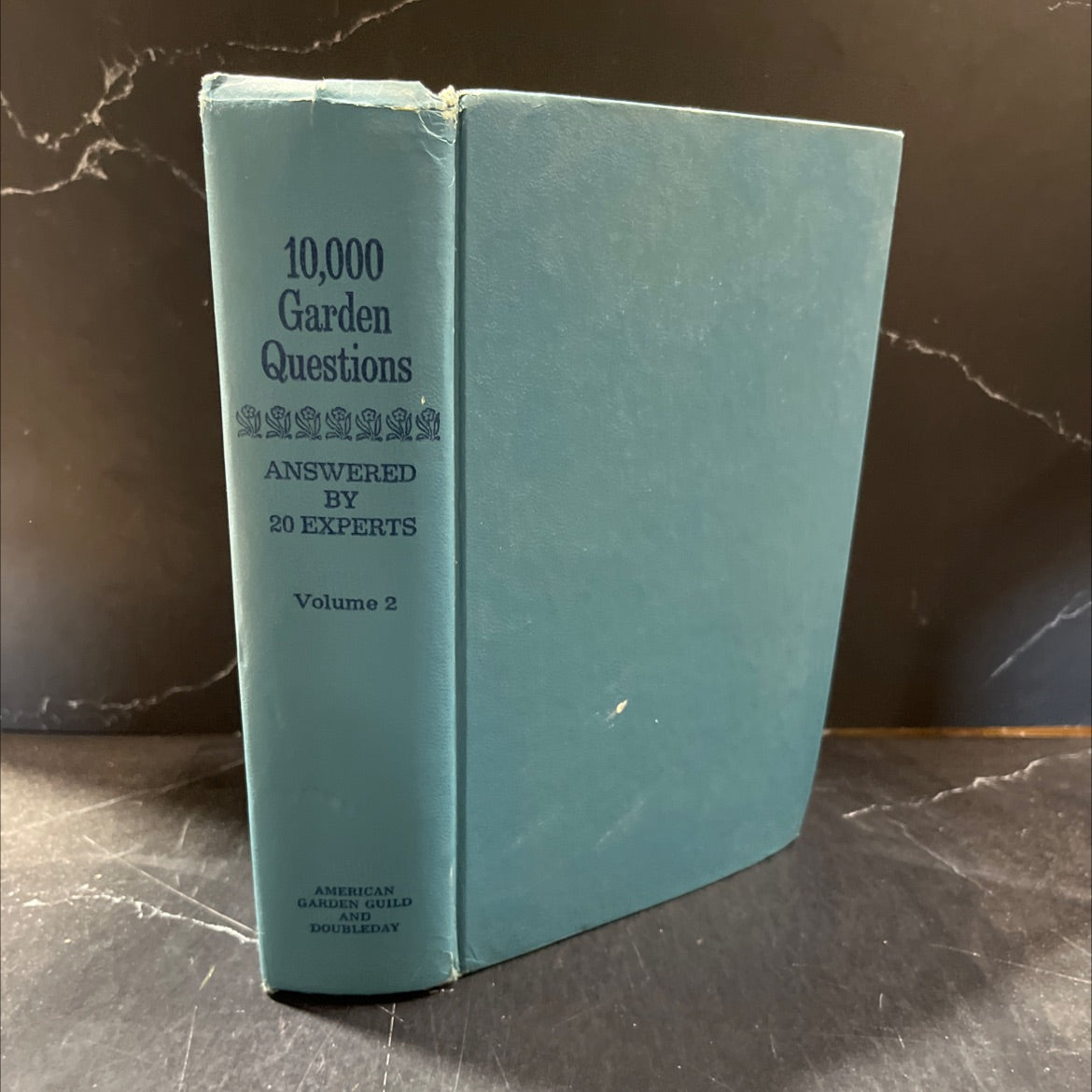 garden questions answered by 20 experts third edition book, by Marjorie J. Dietz, 1974 Hardcover image 1