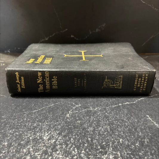 holy bible: the new american bible book, by members of the catholic biblical association of america, 1970 Leather image 1