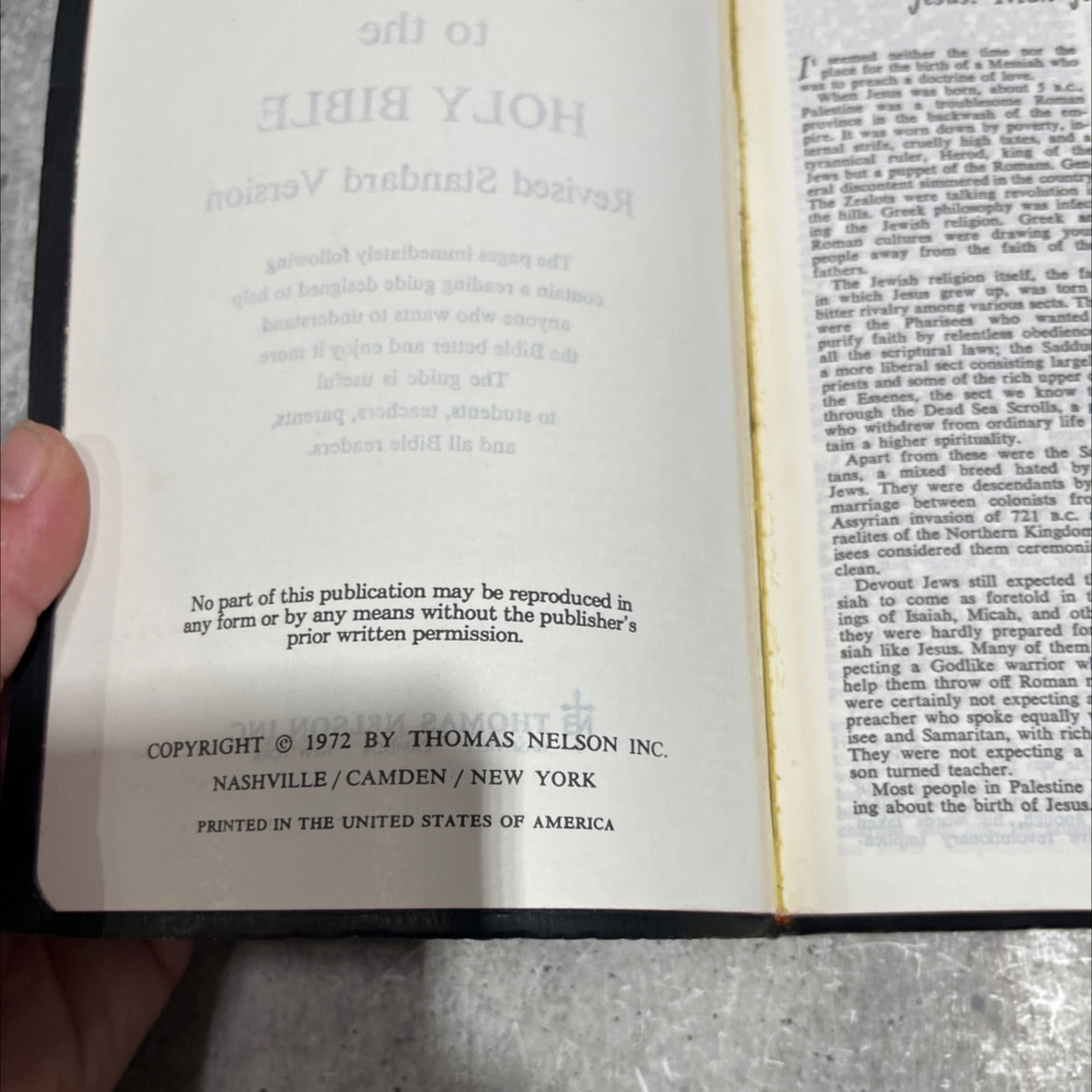 holy bible a reader's guide to the holy bible revised standard version book, by unknown, 1972 Leather image 3