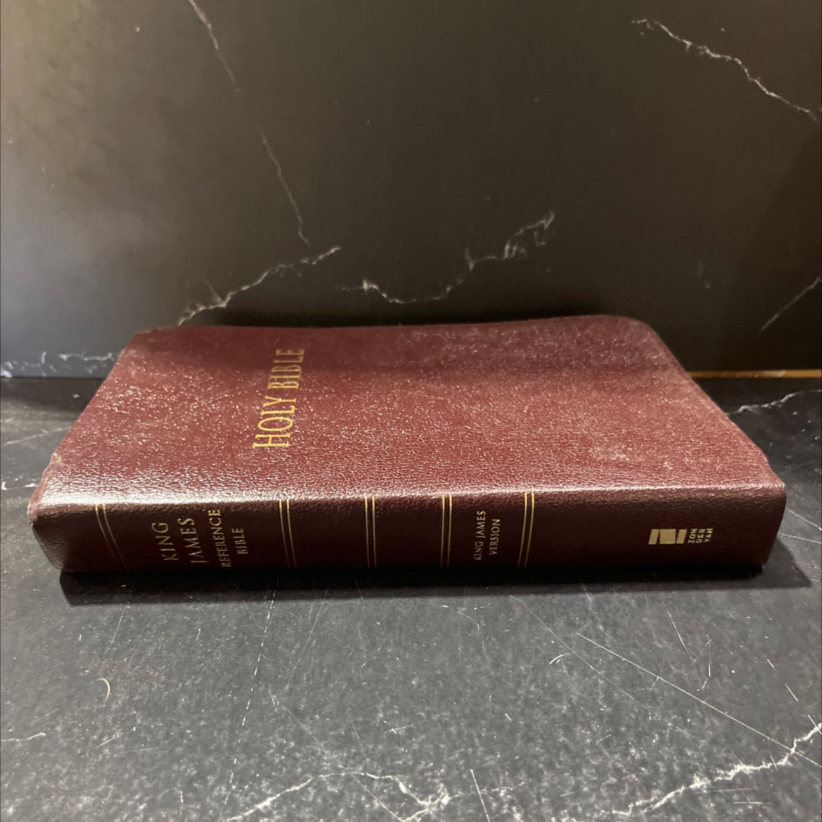 holy bible giant print center column reference book, by unknown, 2000 Leather image 1