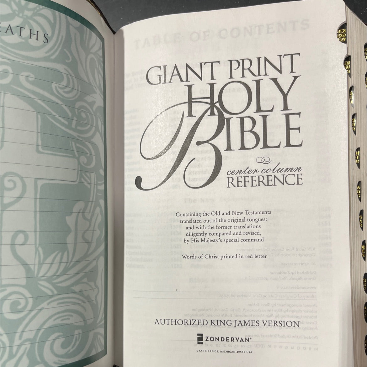 holy bible giant print center column reference book, by unknown, 2000 Leather image 2