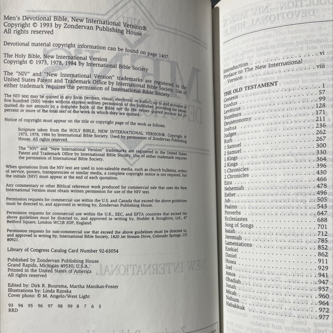 holy bible men's devotional bible, new international version book, by unknown, 1993 Leather image 3