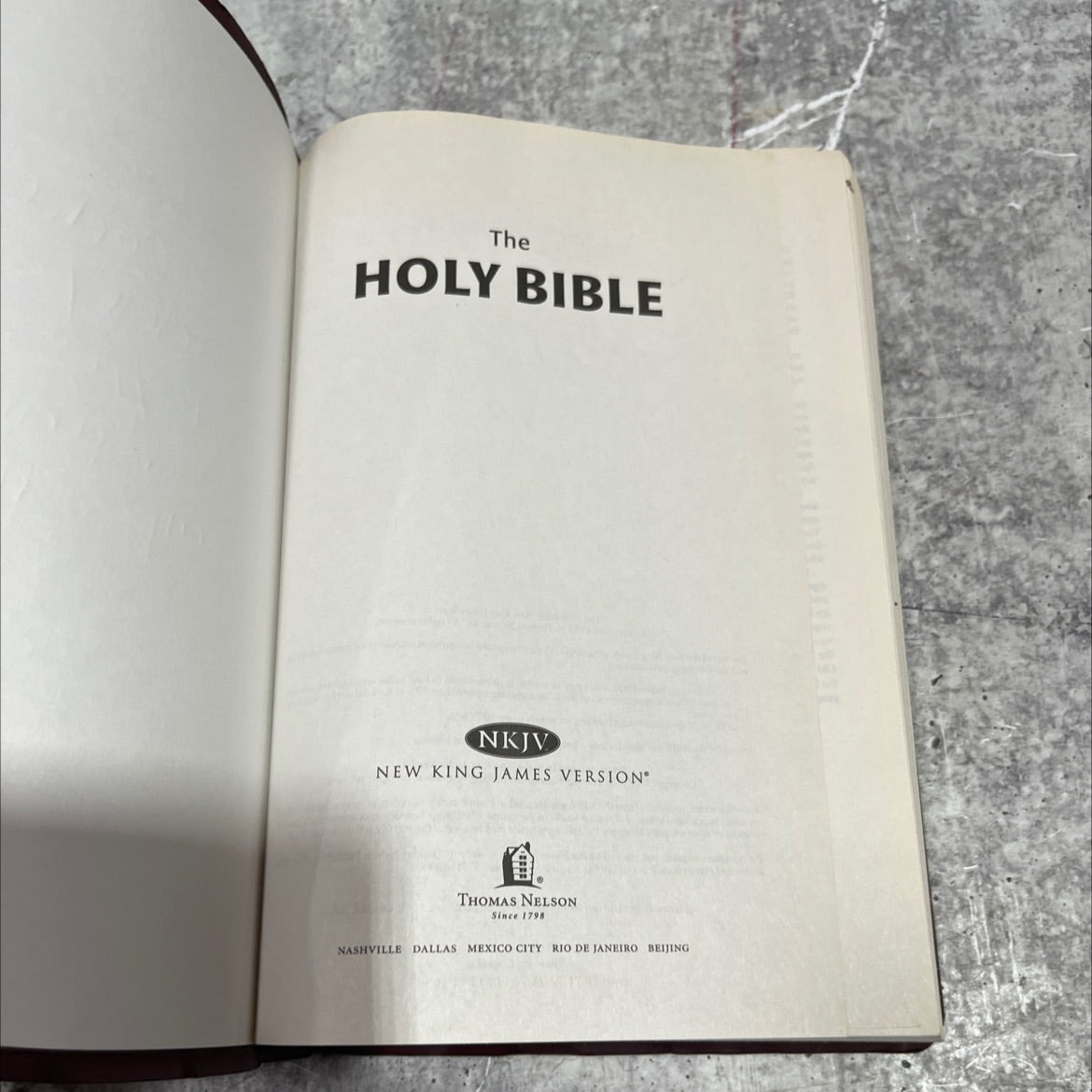 holy bible new king james version book, by Thomas Nelson, 1982 Leather image 2