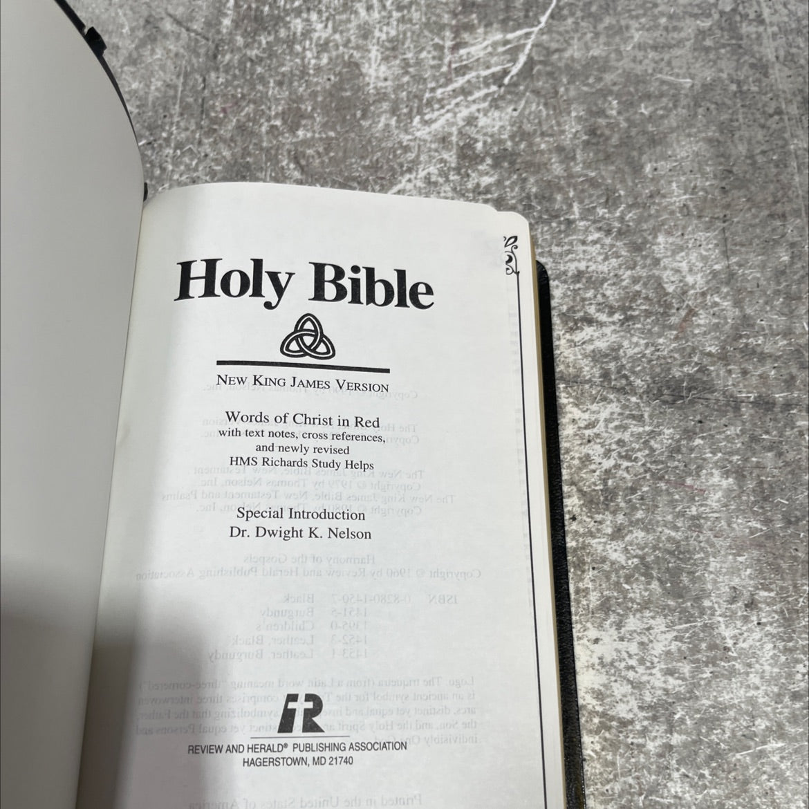 holy bible new king james version book, by unknown, 1990 Leather image 2
