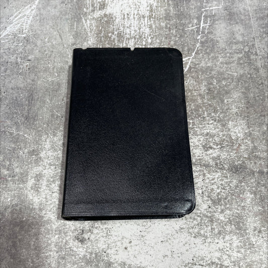 holy bible new king james version book, by unknown, 1990 Leather image 1