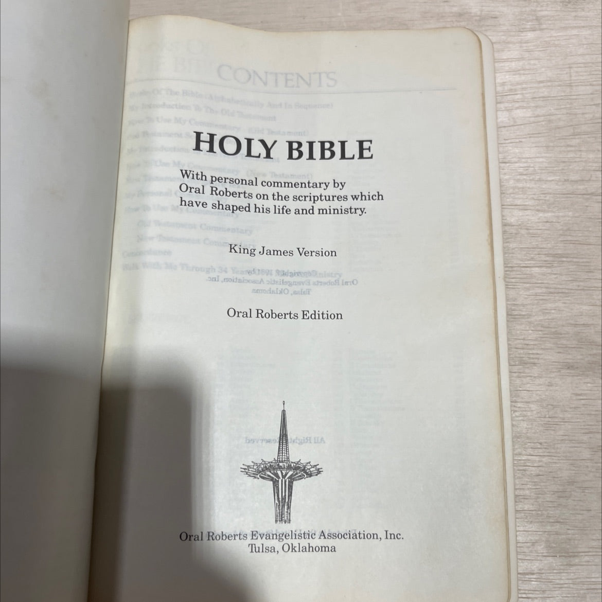 holy bible with personal commentary by oral roberts book, by Oral Roberts, 1981 Leather image 2