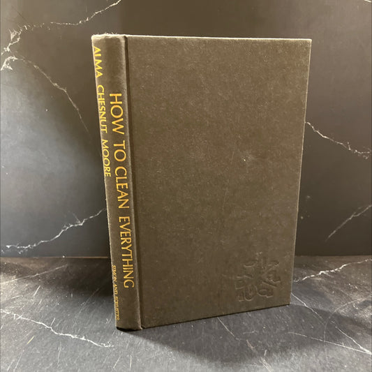 how to clean everything flund an encyclopedia of what to use and how to use it book, by alma chesnut moore, 1977 image 1