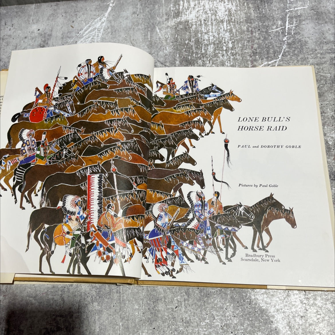 lone bull's horse raid book, by paul and dorothy goble, 1975 Hardcover image 2