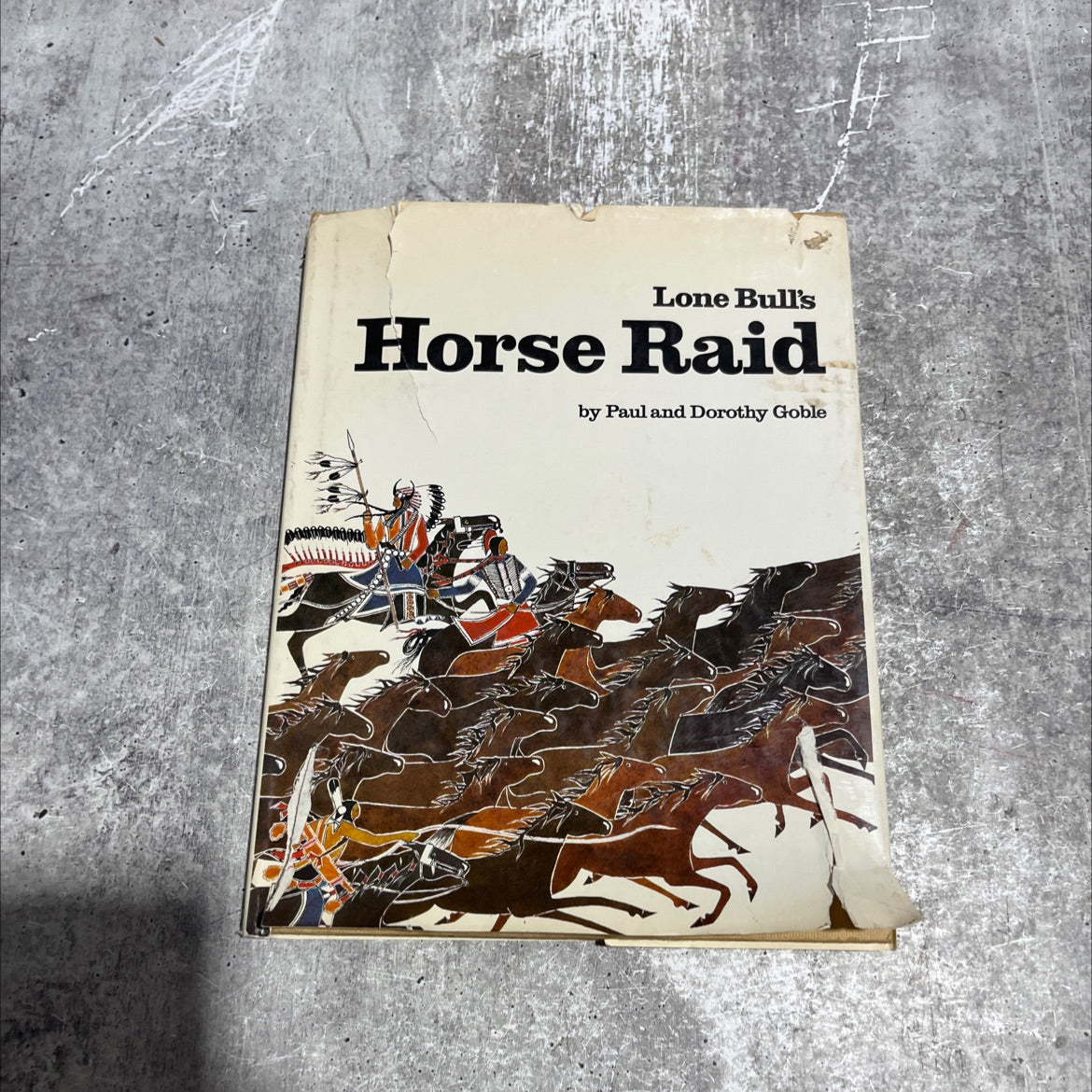 lone bull's horse raid book, by paul and dorothy goble, 1975 Hardcover image 1