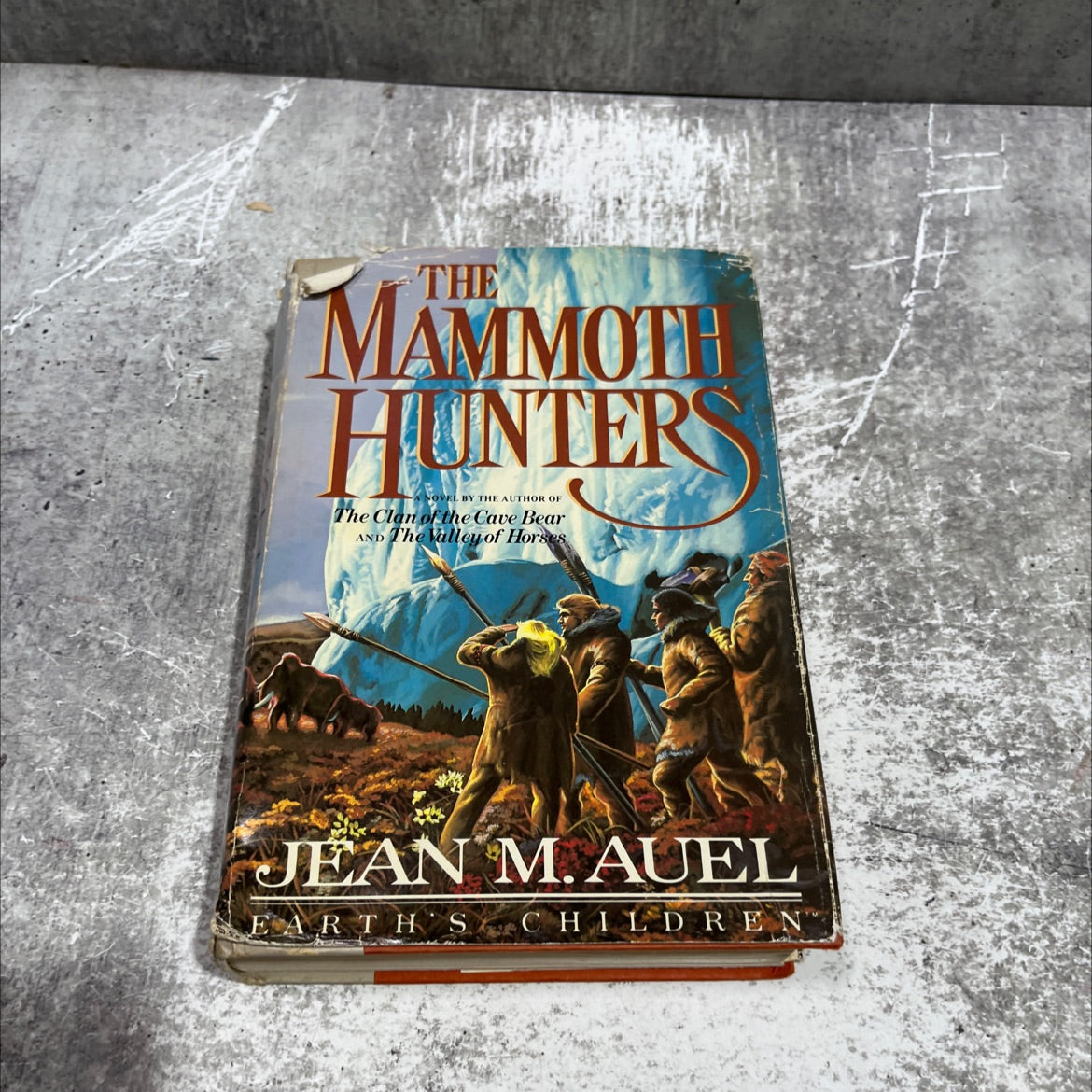 mammoth hunters book, by jean m. auel, 1985 Hardcover image 1