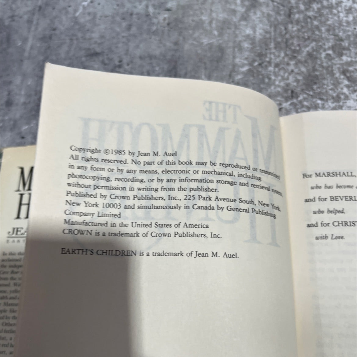 mammoth hunters book, by jean m. auel, 1985 Hardcover image 3