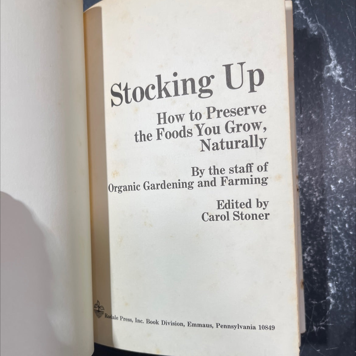 stocking up how to preserve the foods you grow naturally book, by staff of organic gardening and farming, 1973 Hardcover image 2