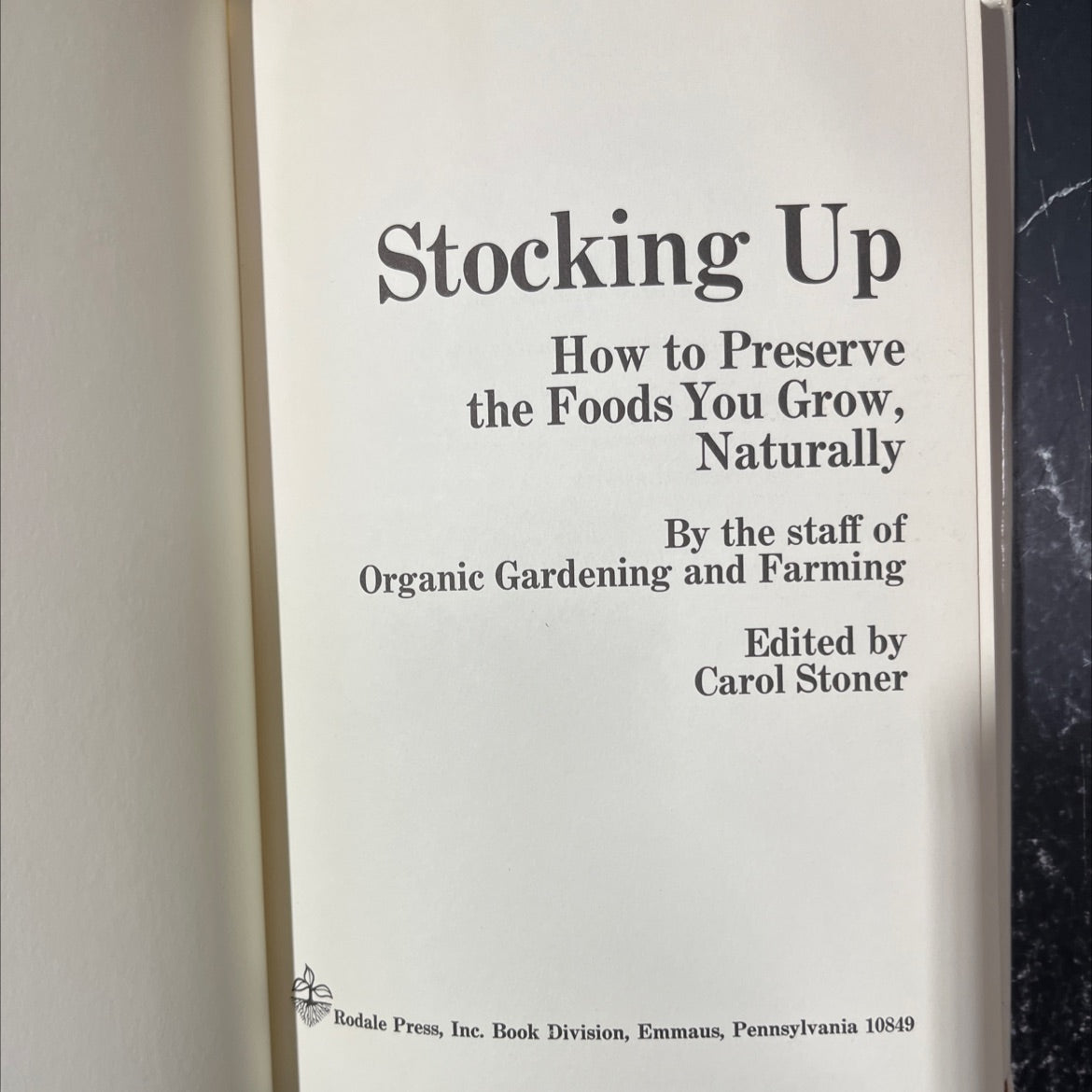 stocking up how to preserve the foods you grow naturally book, by staff of organic gardening and farming, 1973 Hardcover image 2