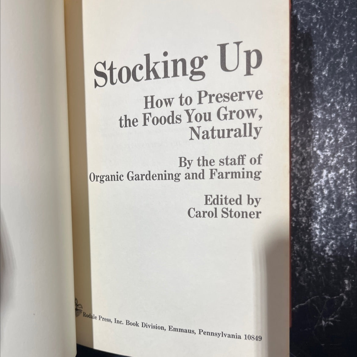 stocking up how to preserve the foods you grow naturally book, by staff of organic gardening and farming, 1973 Hardcover image 2