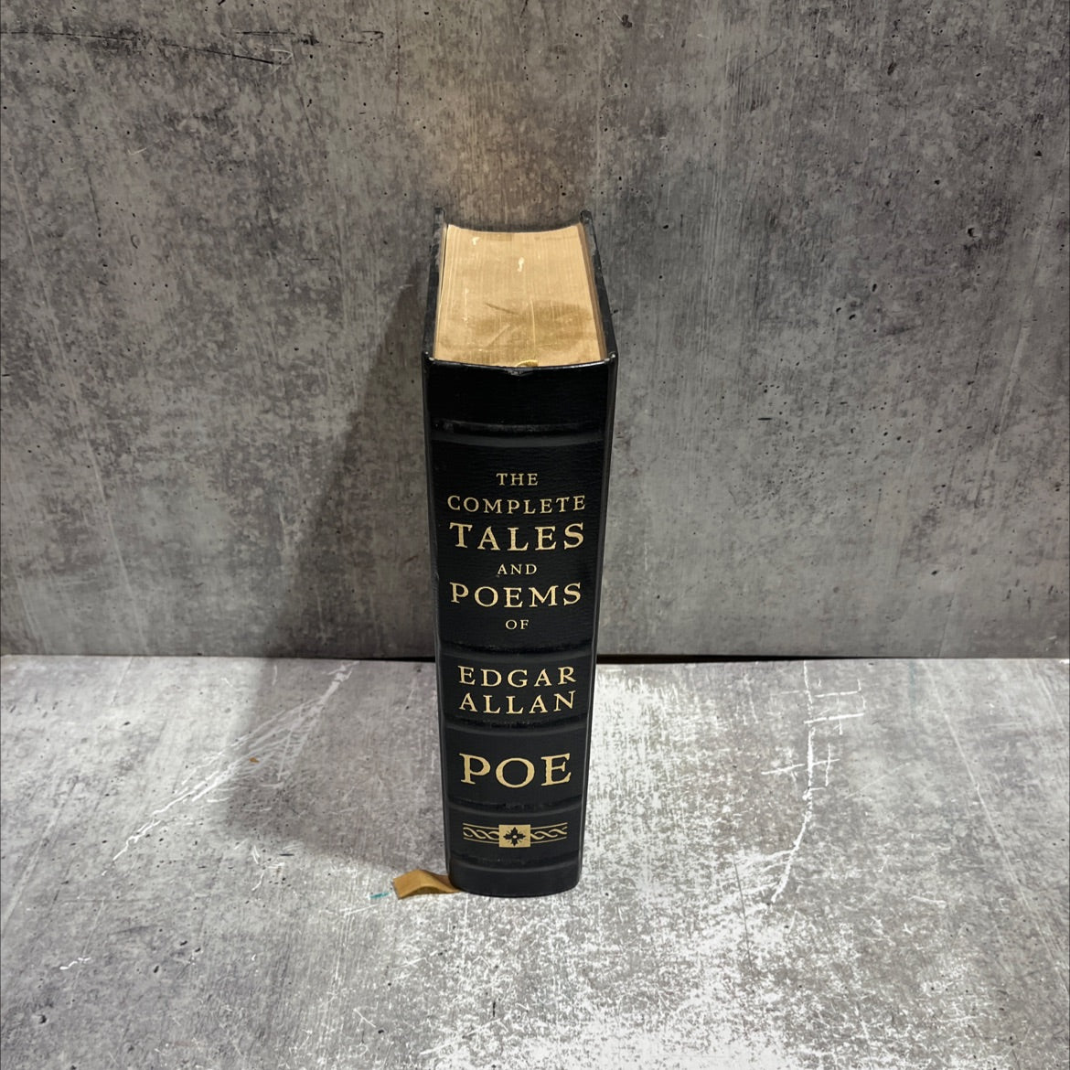 the complete tales and poems of edgar allan poe book, by edgar allan poe, 1992 Leather image 4