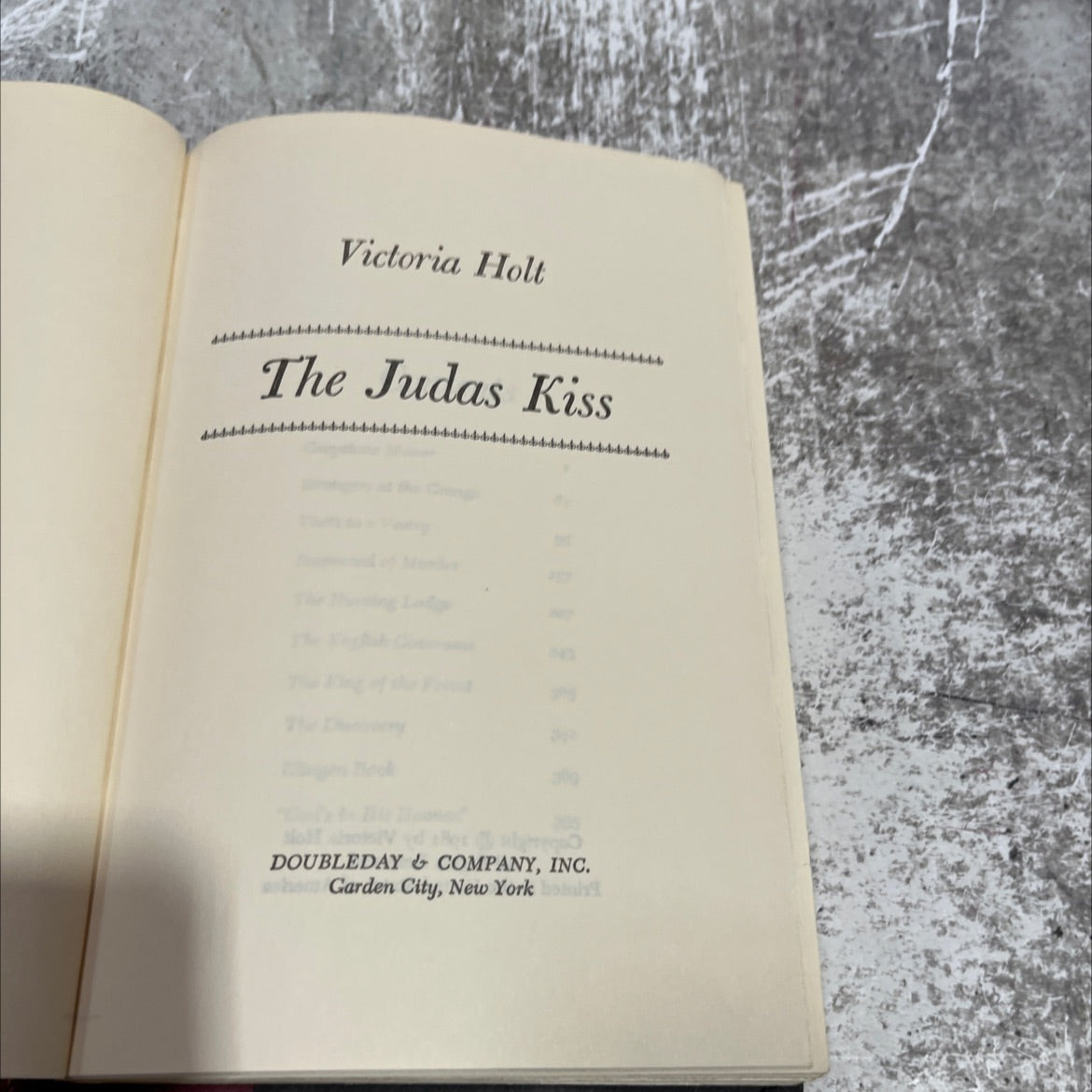 the judas kiss book, by Victoria Holt, 1981 Hardcover image 2