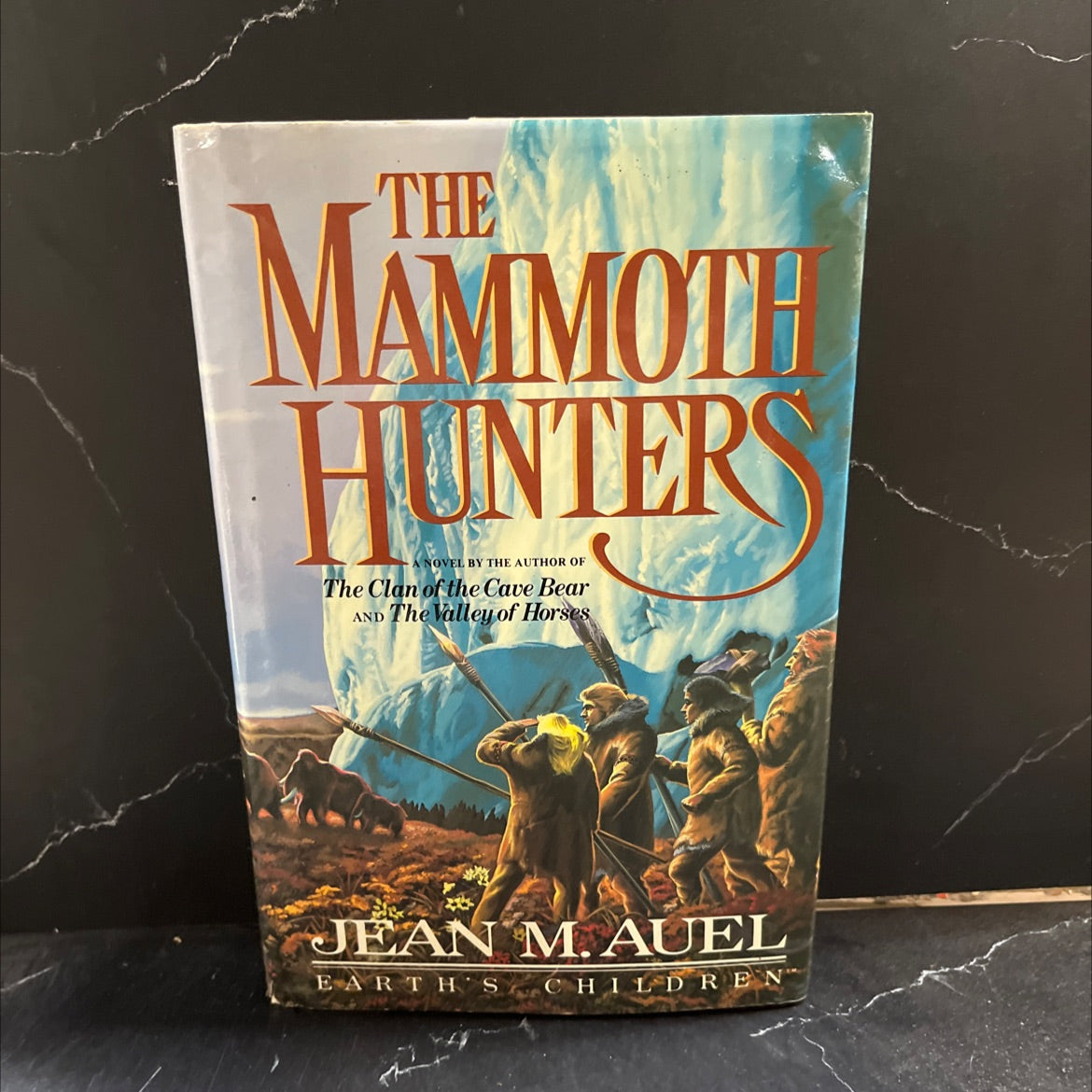 the mammoth hunters book, by jean m. auel, 1985 Hardcover image 1