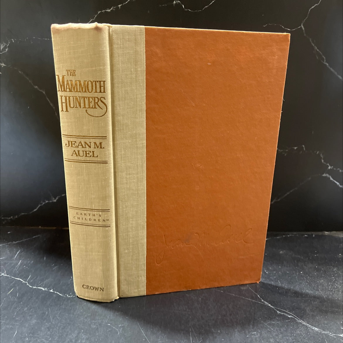 the mammoth hunters book, by jean m. auel, 1985 Hardcover image 1