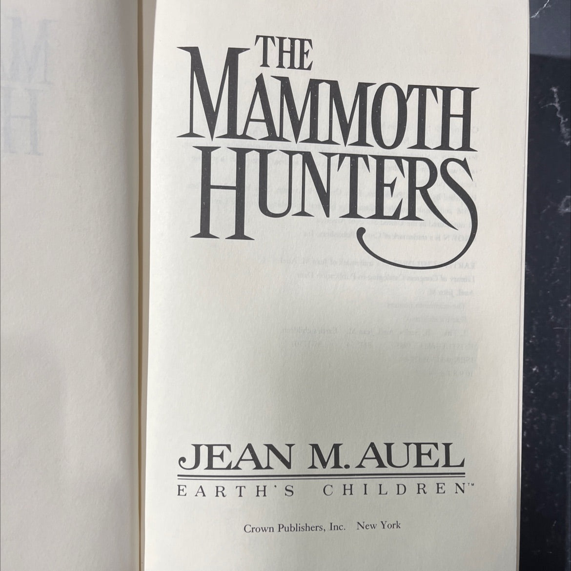 the mammoth hunters book, by jean m. auel, 1985 Hardcover image 2