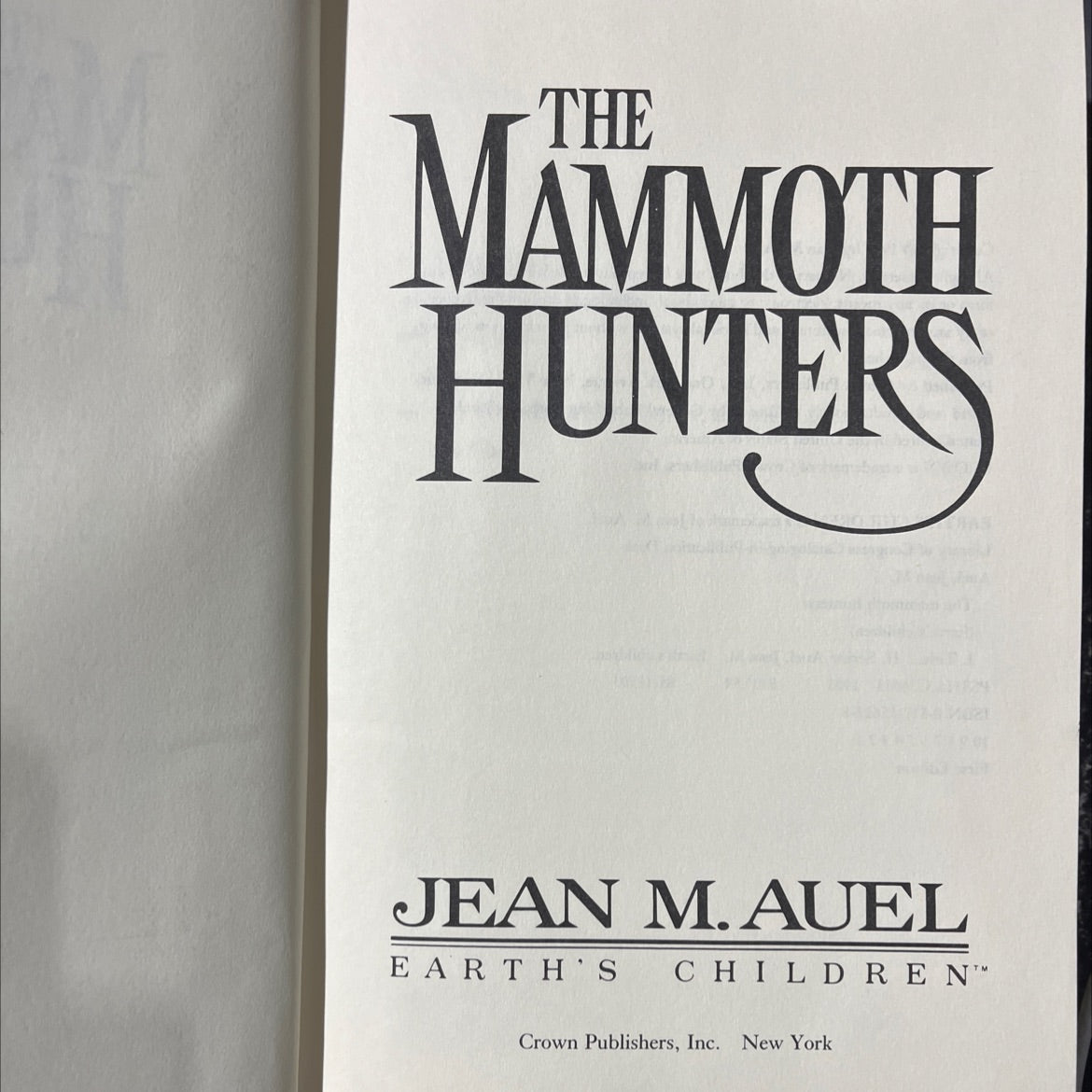 the mammoth hunters book, by jean m. auel, 1985 Hardcover image 2