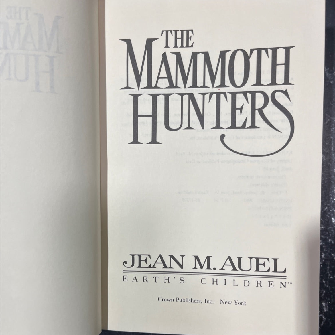the mammoth hunters book, by jean m. auel, 1985 Hardcover image 2
