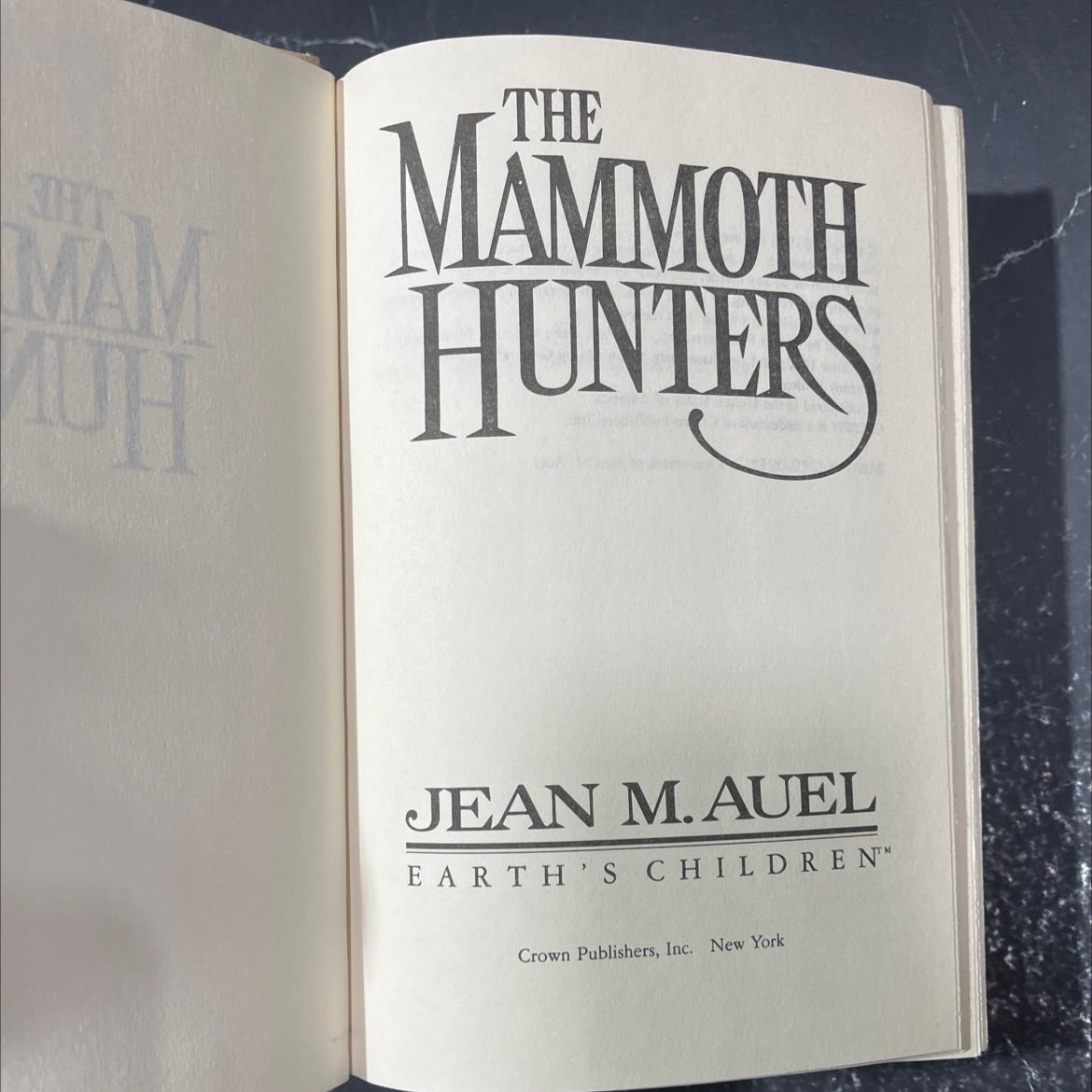 the mammoth hunters book, by jean m. auel, 1985 Hardcover image 2