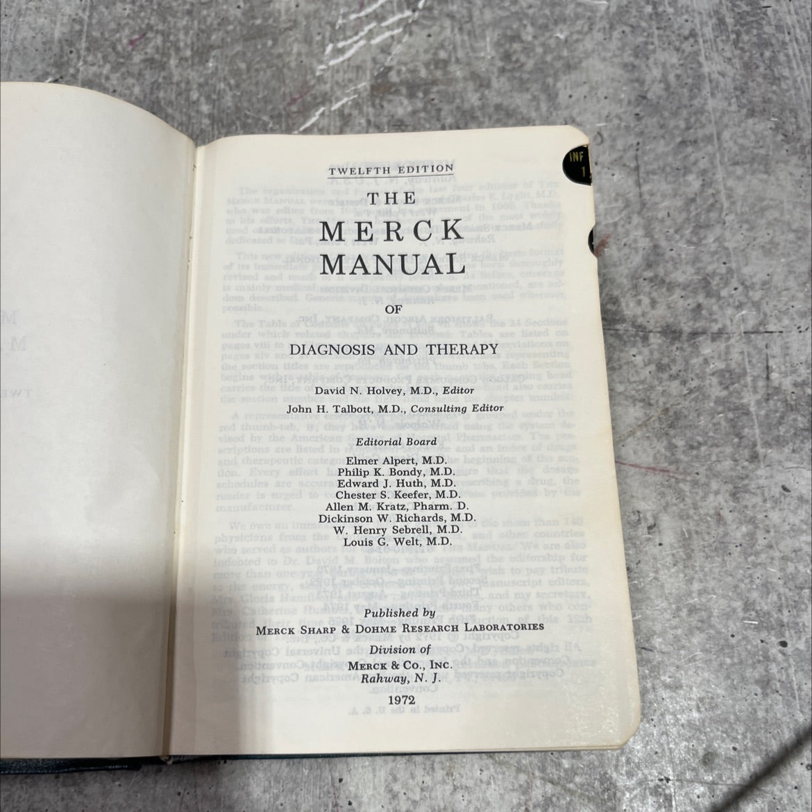 the merck manual of diagnosis and therapy book, by david n. holvey, m.d., 1972 Hardcover image 2