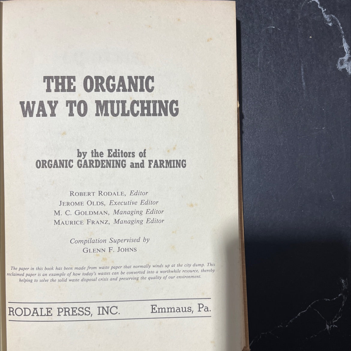 the organic way to mulching book, by editors of organic gardening and farming, 1971 Hardcover image 2