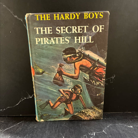 the secret of pirates' hill book, by franklin w. dixon, 1956 Hardcover image 1
