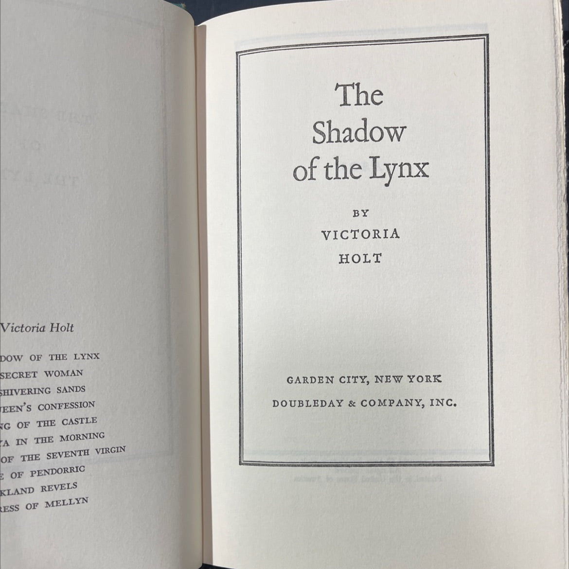 the shadow of the lynx book, by victoria holt, 1971 Hardcover image 2