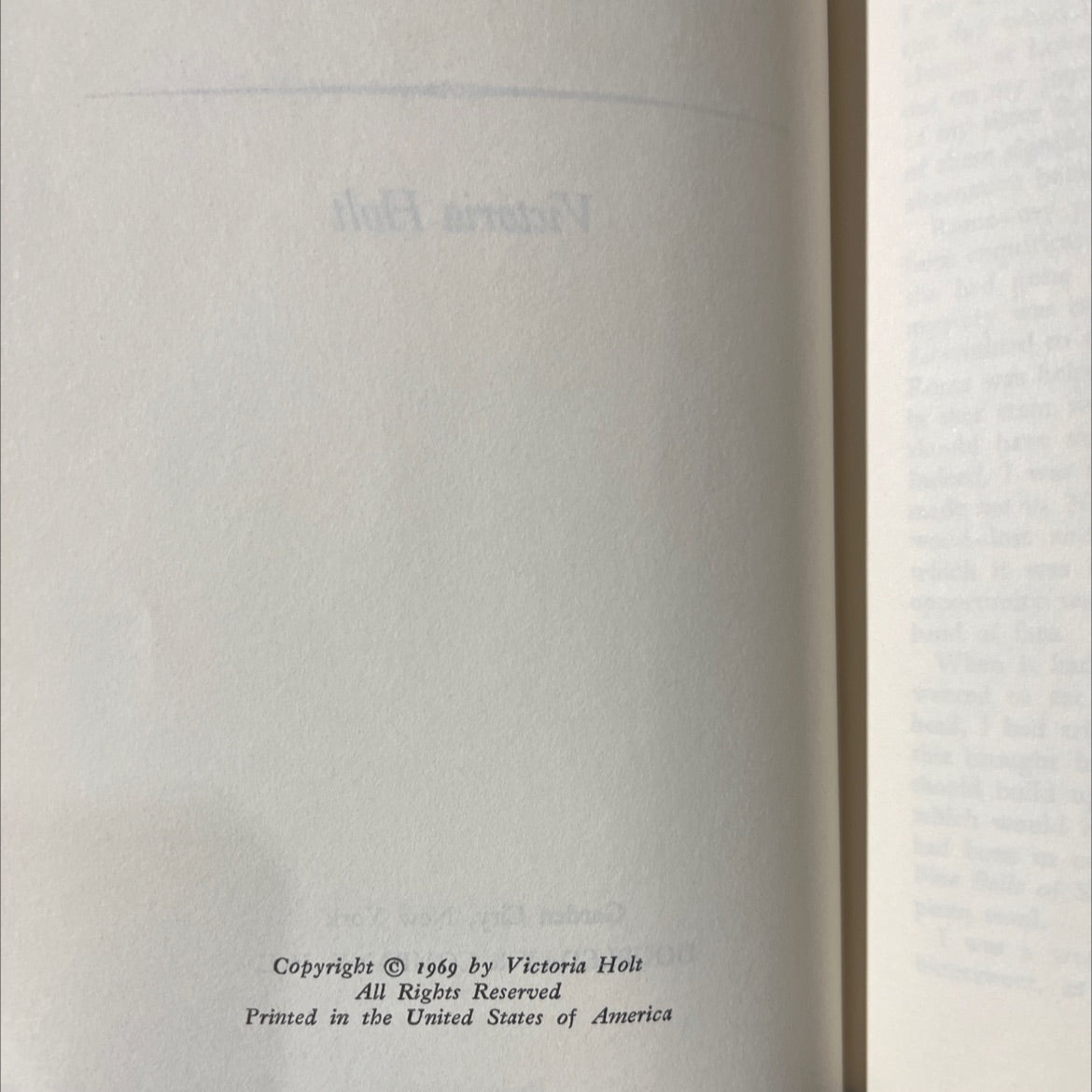 the shivering sands book, by Victoria Holt, 1969 Hardcover image 3