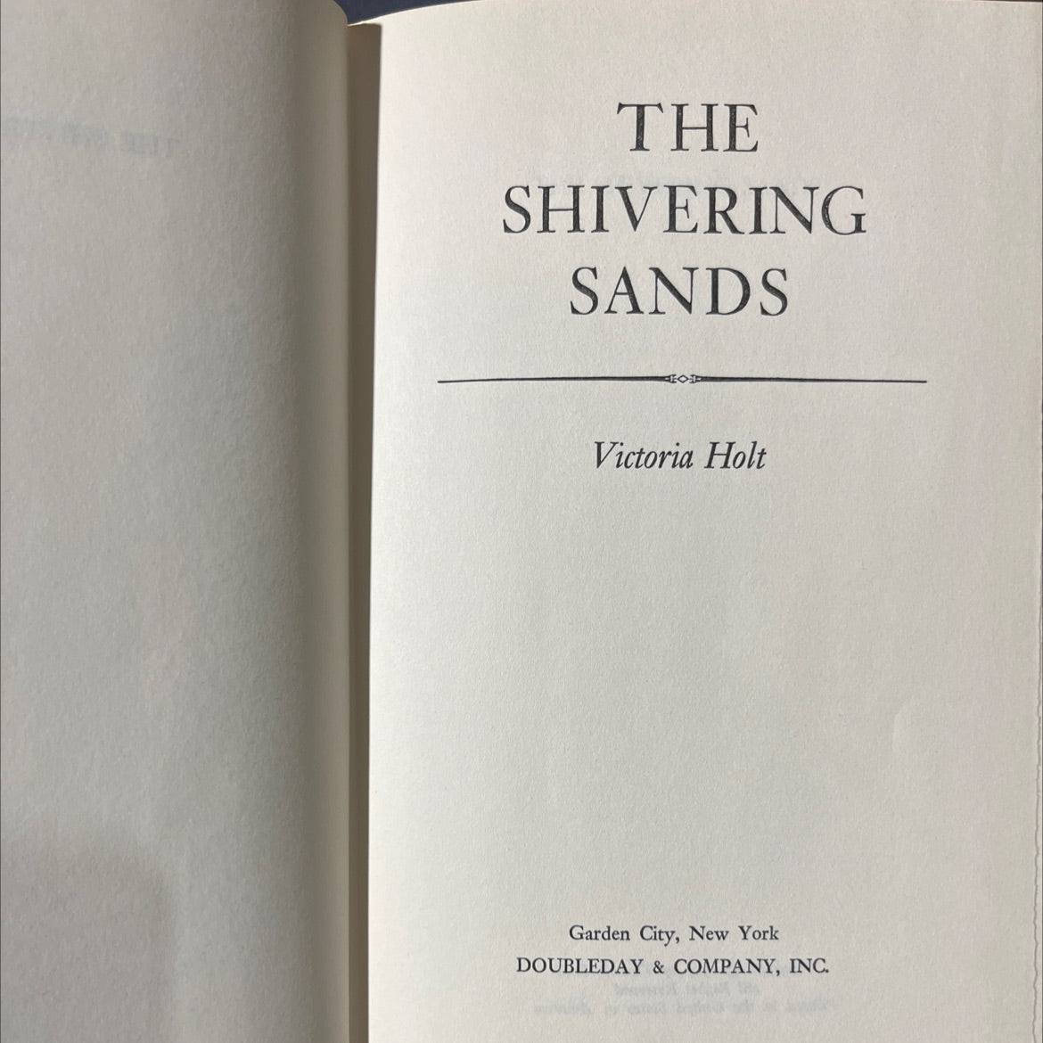 the shivering sands book, by Victoria Holt, 1969 Hardcover image 2