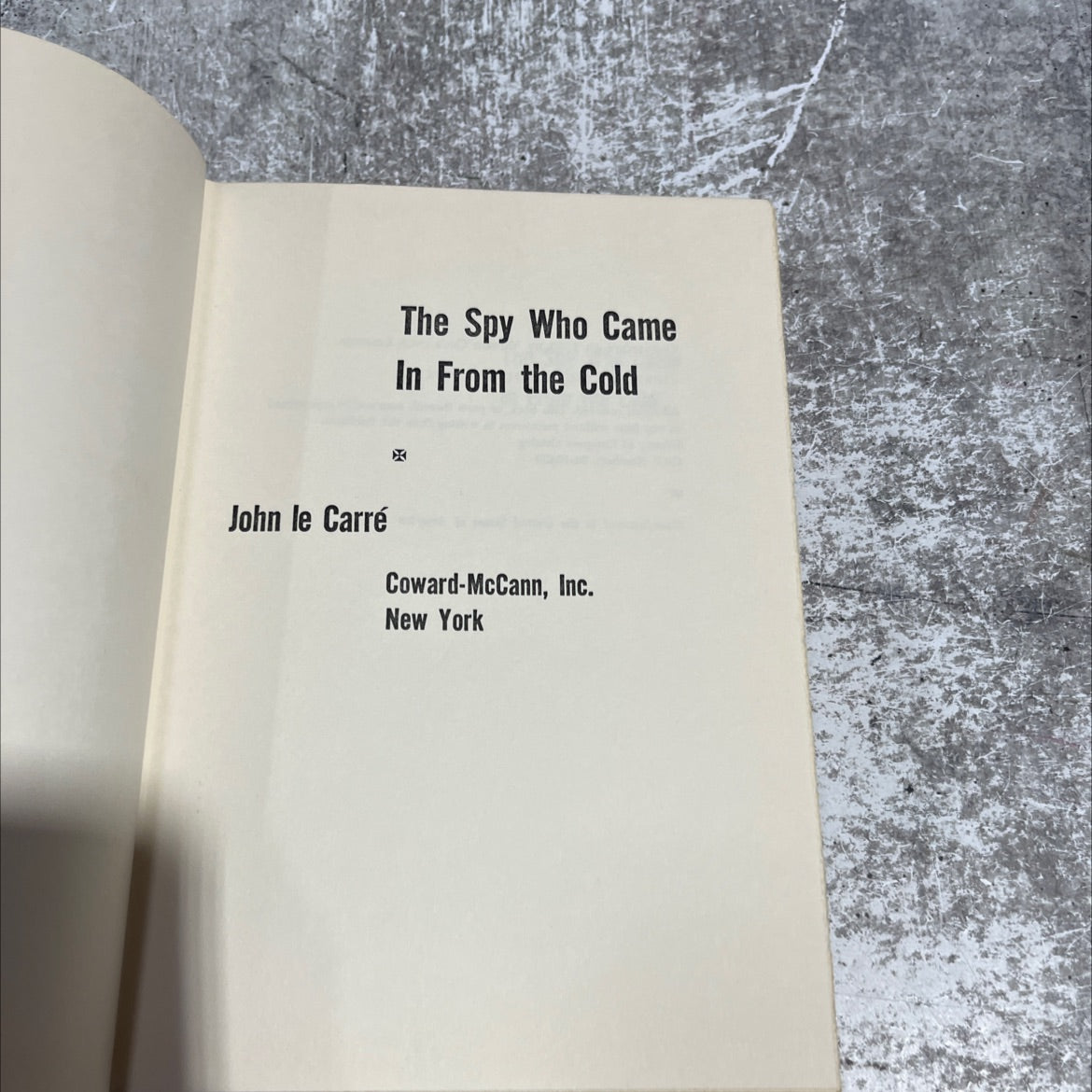 the spy who came in from the cold book, by John le Carré, 1964 Hardcover image 2