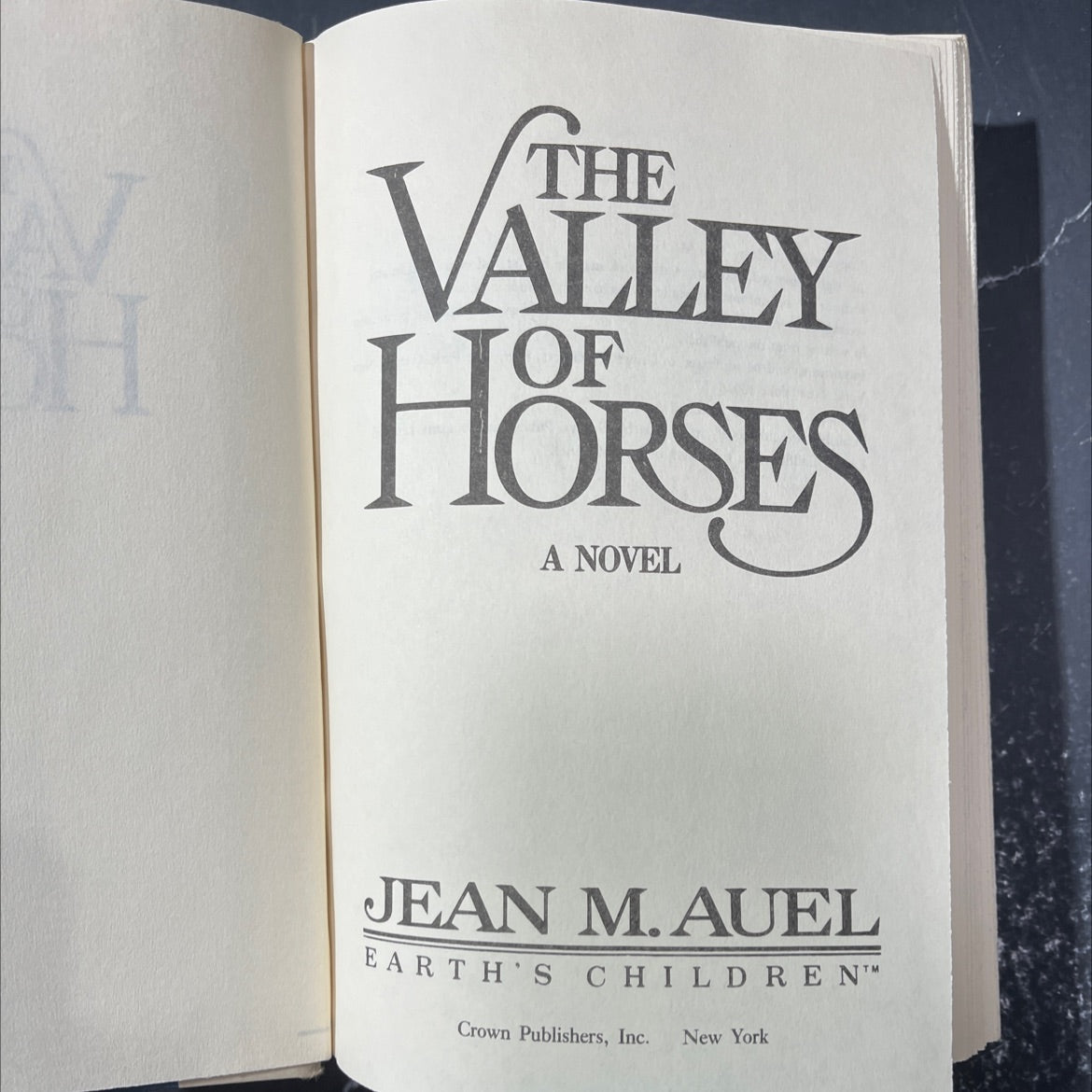 the valley horses book, by jean m. auel, 1982 Hardcover image 2