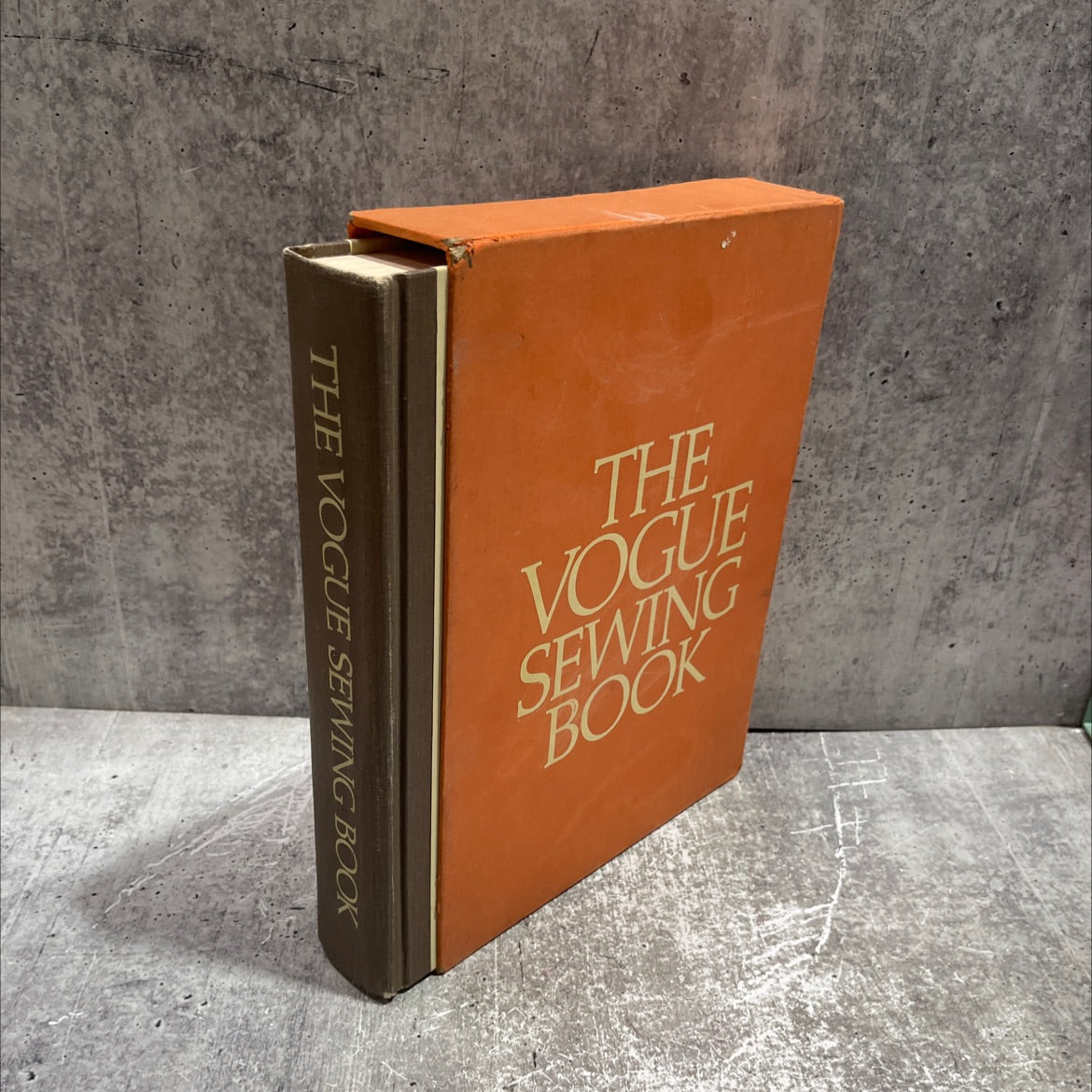 the vogue sewing book book, by patricia perry, 1970 Hardcover image 1