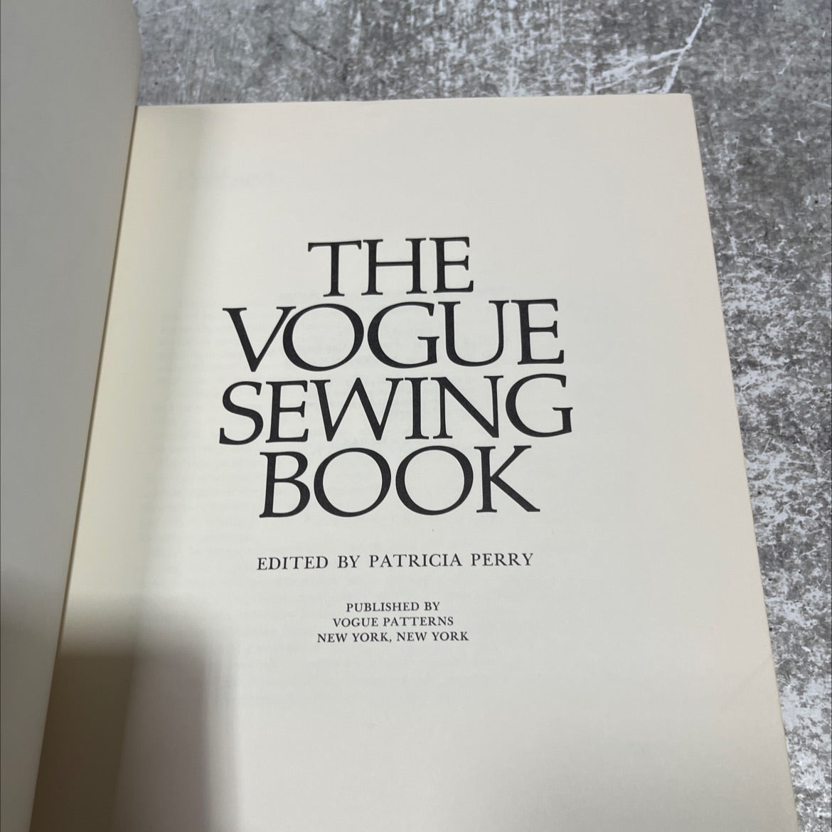 the vogue sewing book book, by patricia perry, 1970 Hardcover image 2