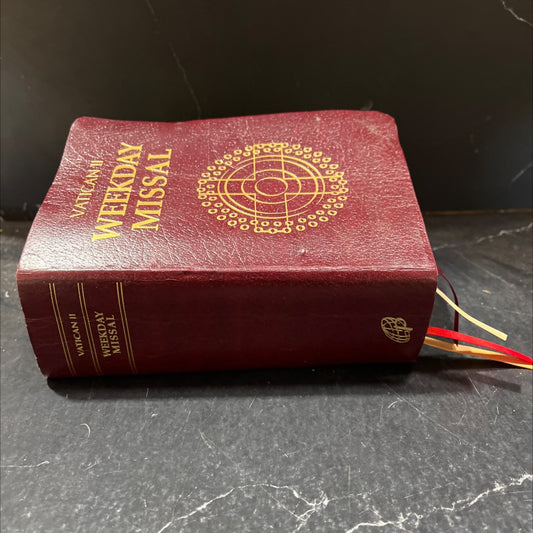 weekday missal book, by Daughters of St. Paul, 2002 Leather image 1